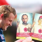 Marcus Ericsson skrattar medan två bilder av Lewis Hamilton och Charles Leclerc som framställs som helgon hålls upp, med texten ‘Ovunque Proteggimi’ och Ferraris logotyp.
