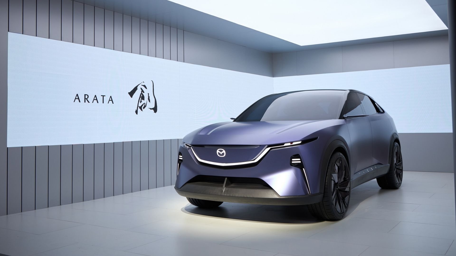 Frontvy av Mazda Arata-konceptet, en elektrisk SUV med stilrena linjer och framtidsinspirerad design, visad på Peking Motor Show.