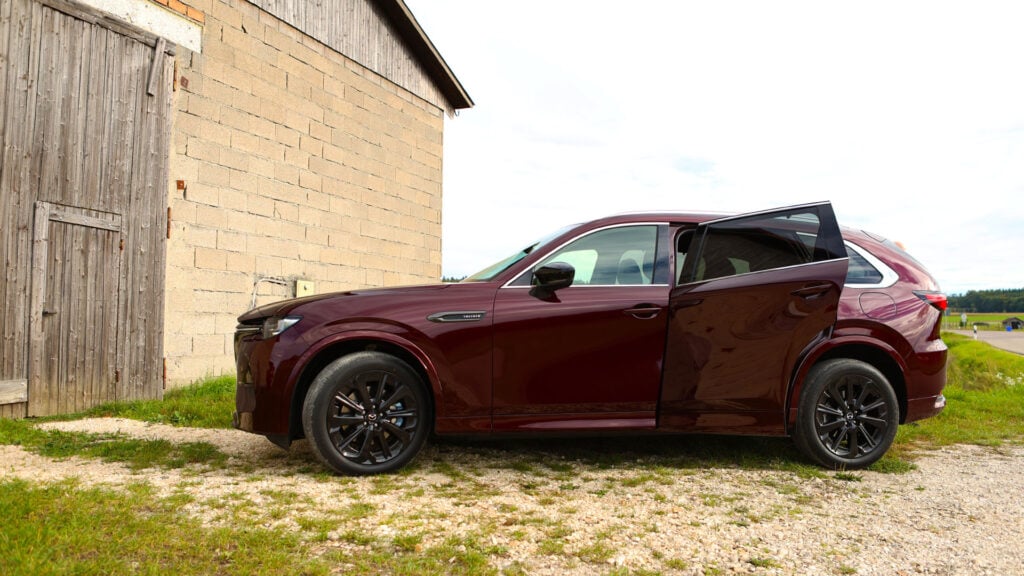 Mazda CX-80 med öppen bakdörr.
