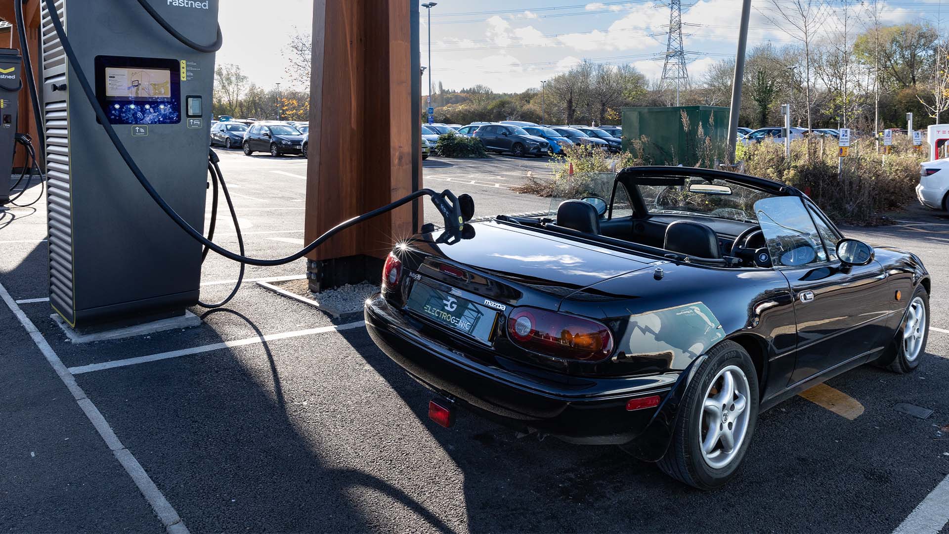 En elkonverterad Mazda Miata står och laddar.