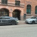 Kamouflerade Mercedes-testbilar i Stockholm, en tros vara nya CLA 2025.