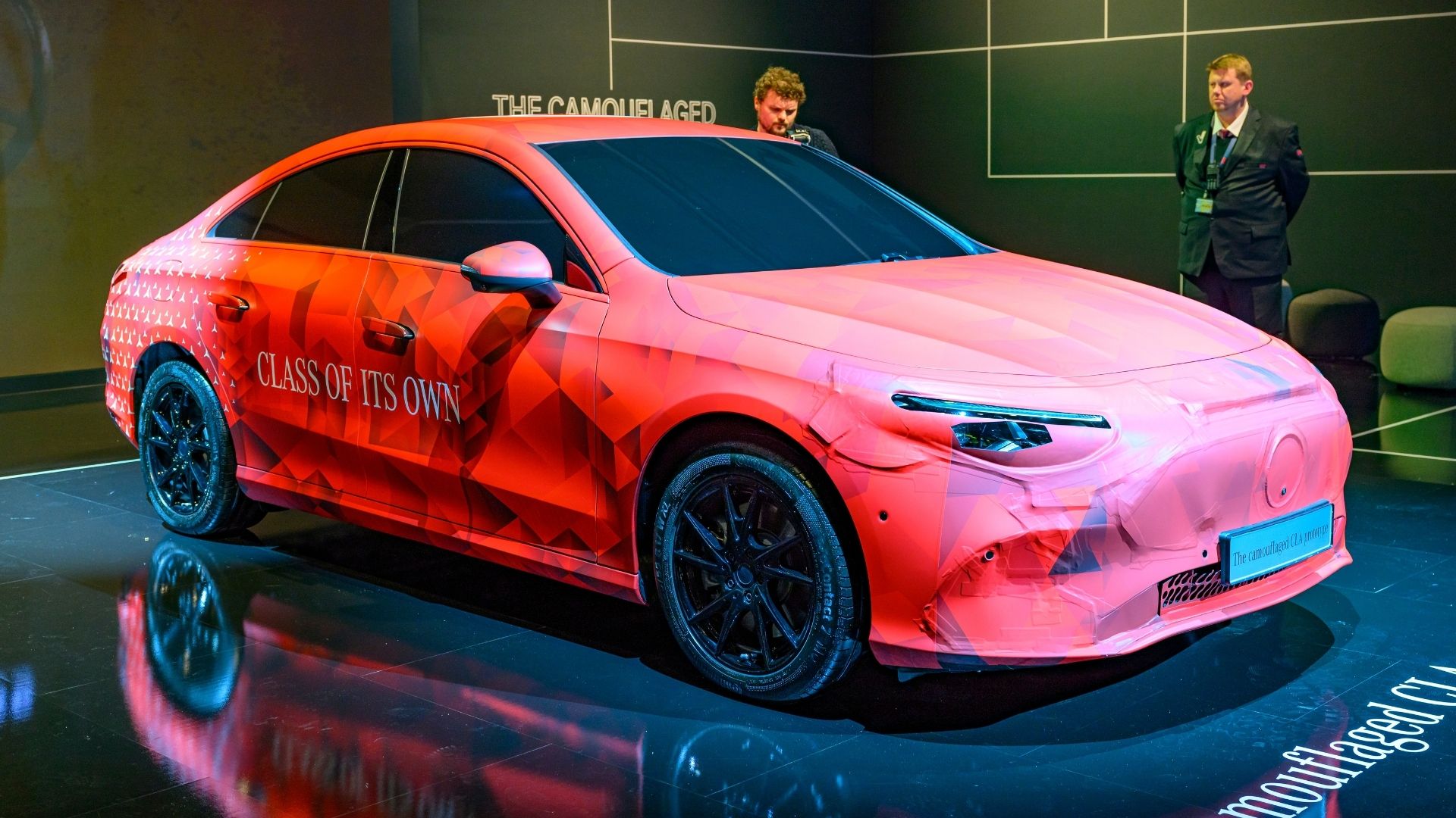 Mercedes Concept CLA Class i röd kamouflage, en förhandsvisning av 2025 års modell.