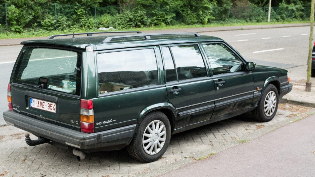Grön Volvo 945 Malmö med belgisk registreringsskylt.