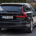 Svart Volvo V90 med synliga avgaspipor.