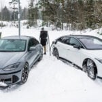 Hyundai ioniq 6 och Volkswagen ID.7 Pro laddar på vintern.