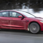 Tesla Model 3 på vinterväg.