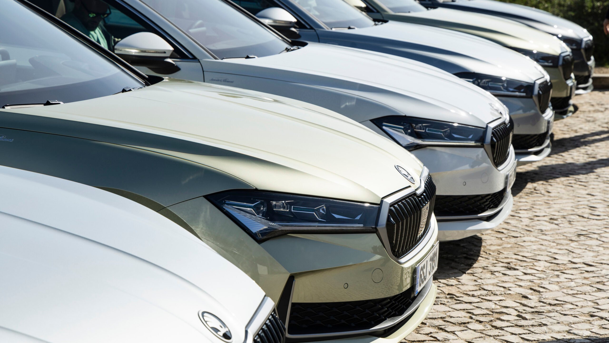 Rad med Skoda Superb laddhybrid.