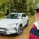 BYD SealU DM-i i höstskog tillsammans med magnus Fröderberg.