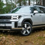 Hyundai Santa Fe snett framifrån i skogen.