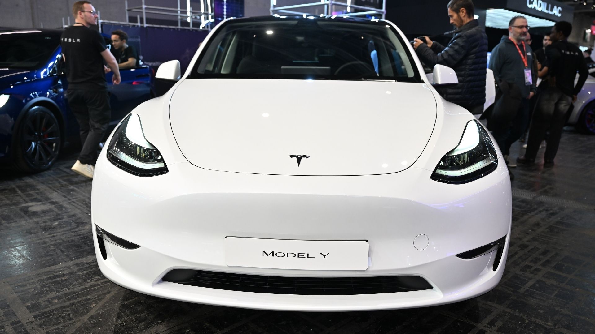Frontalvy av en vit Tesla Model Y från den ursprungliga designen 2020. Rykten pekar på en större uppdatering till 2025 som ska modernisera modellen.