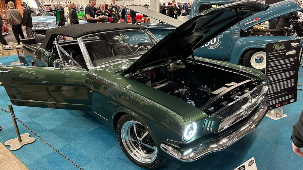 Klassisk Ford Mustang konverterad till eldrift med tomt motorrum.