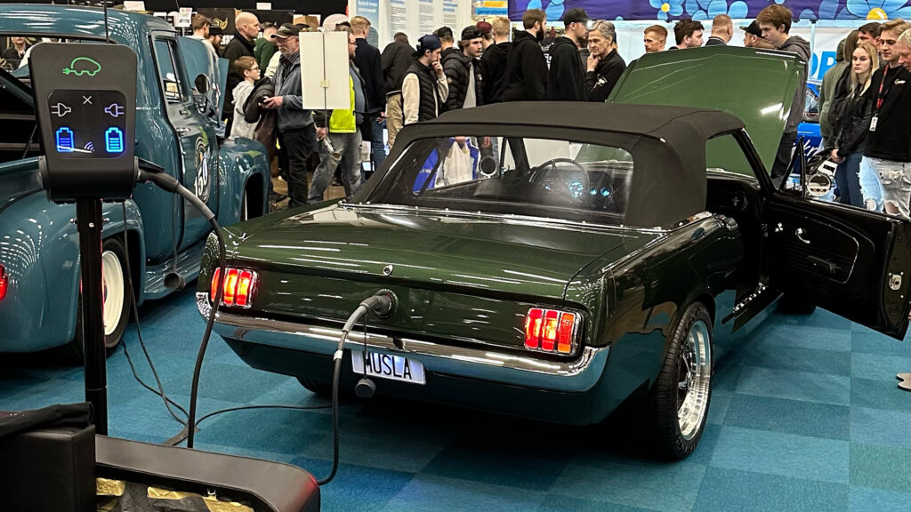Eldriven Ford Mustang med laddkabel ansluten.
