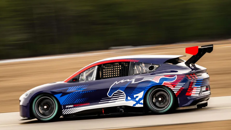 Elektrisk tävlingsbil för Nascar från Ford motorsport kör på bana.