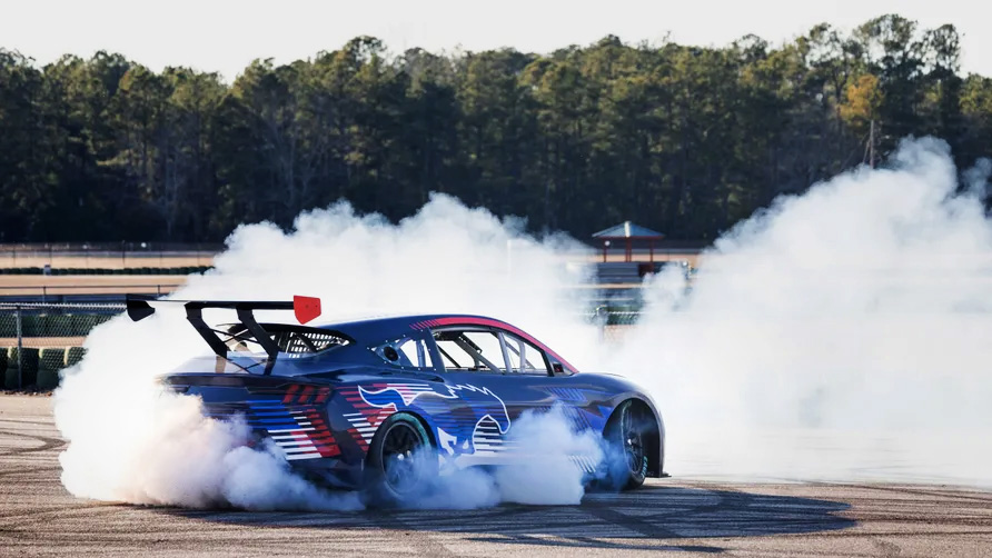 Elektrisk tävlingsbil för Nascar från Ford motorsport gör donuts.