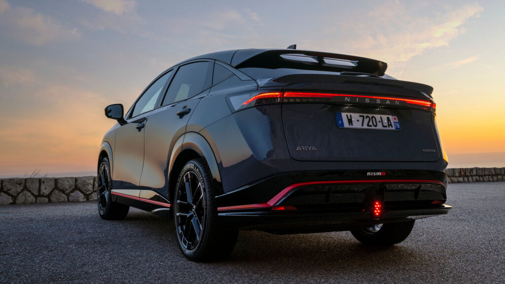 Nissan Ariya Nismo fotad bakifrån från låg vinkel. 