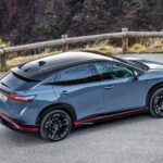 Nissan Ariya Nismo fotad lite uppifrån och visar bilen i profil.