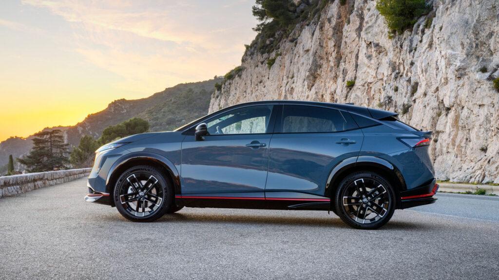 Nissan Ariya Nismo fotad i profil.
