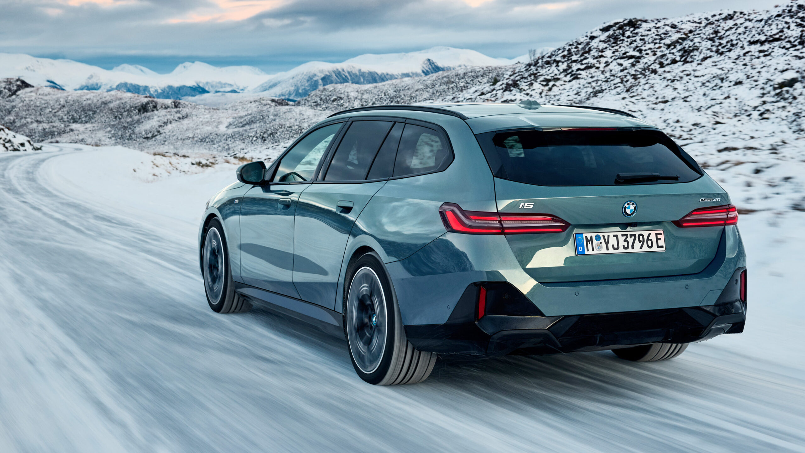 BMW i5 40 eDrive snett bakifrån.
