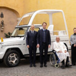 Bilen presenteras i sällskap av bland annat påven Franciskus och Ola Källenius.