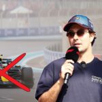 Sergio Perez talar i mikrofonen efter att ha lämnat Red Bull Racing. En Red Bull-bil med ett rött kryss symboliserar hans avsked från teamet.