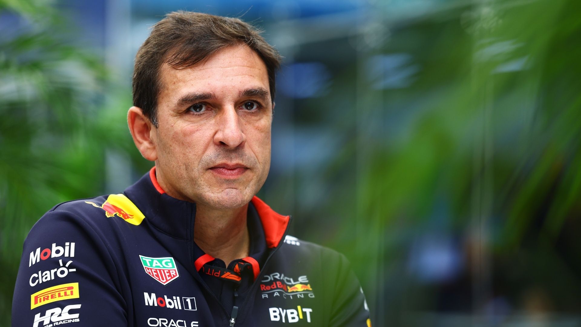 Pierre Wache, teknisk chef för Red Bull Racing, diskuterar aerodynamiska utmaningar och balansproblem som påverkade RB20:s prestanda under säsongen 2024.