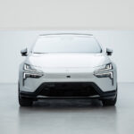 Vit Polestar i vitt garage.