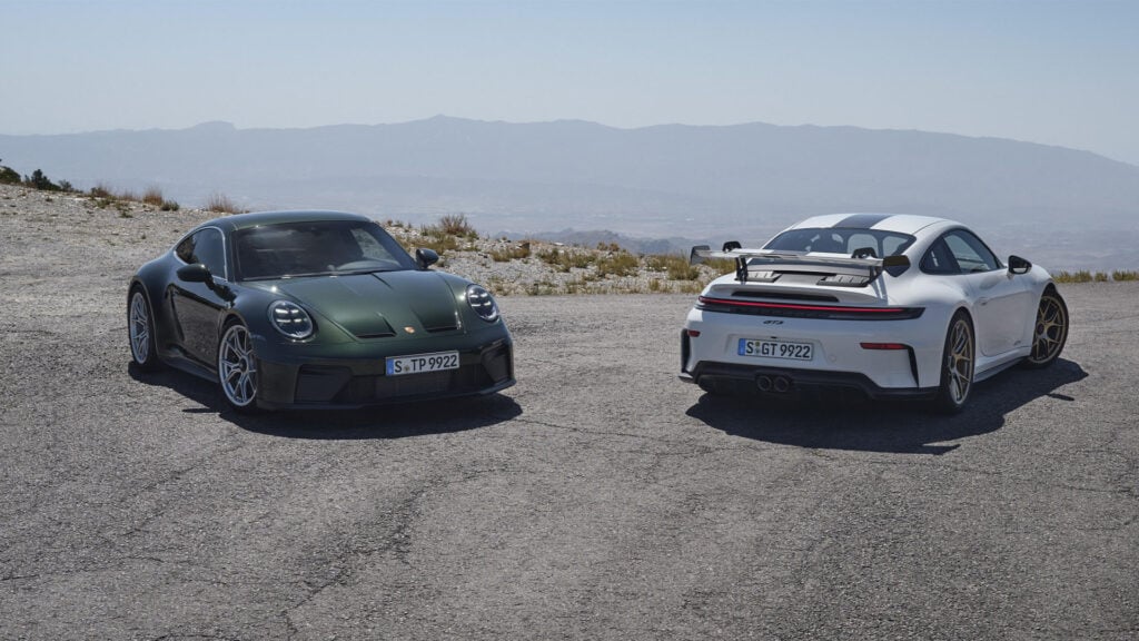 Bild på GT3 och GT3 Touring uppställda bredvid varandra med berg i bakgrunden. 