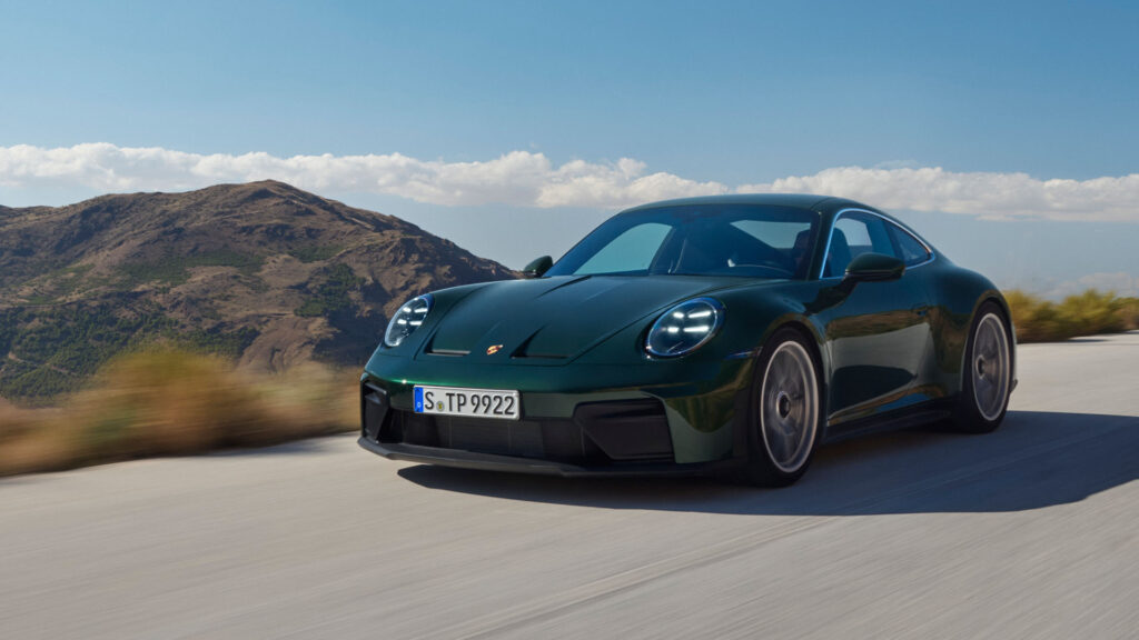 Bild på Porsche 911 GT3 Touring på bergsväg.