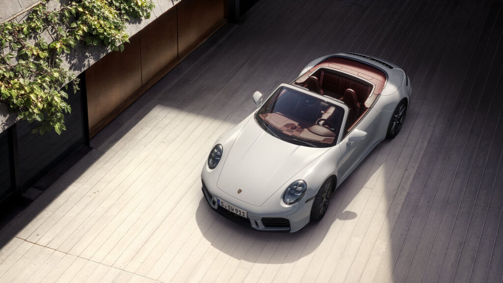 Porsche 911 Carrera S Cabriolet med taket nere fotad ovanifrån. 