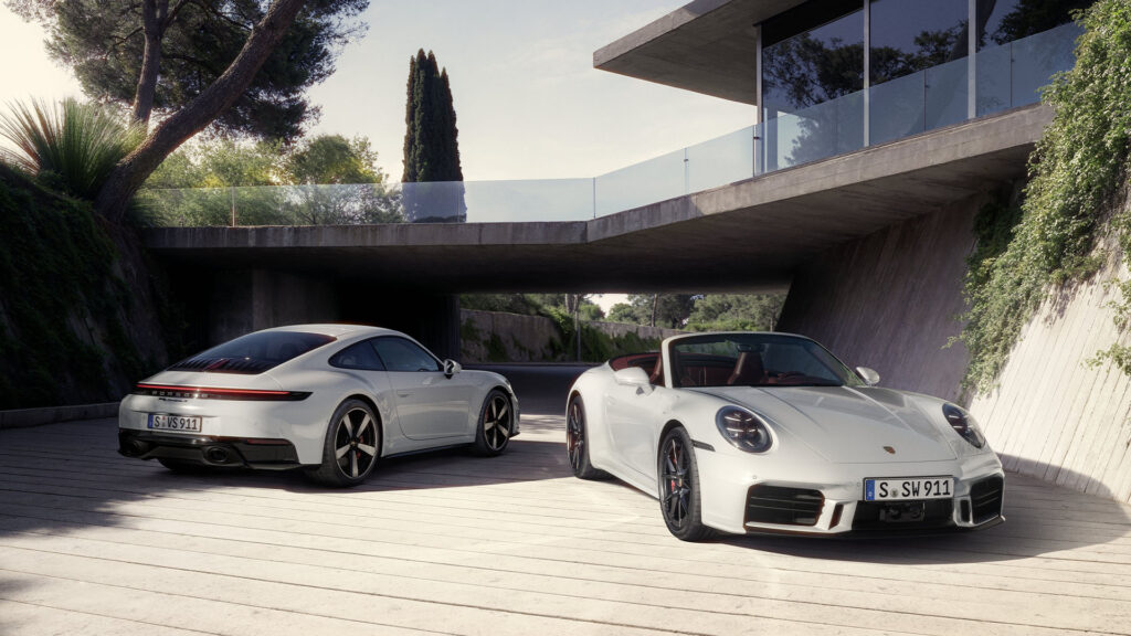 Porsche 911 Carrera S både som coupé och cabriolet. 