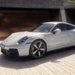 Porsche 911 Carrera S i helbild snett framifrån.