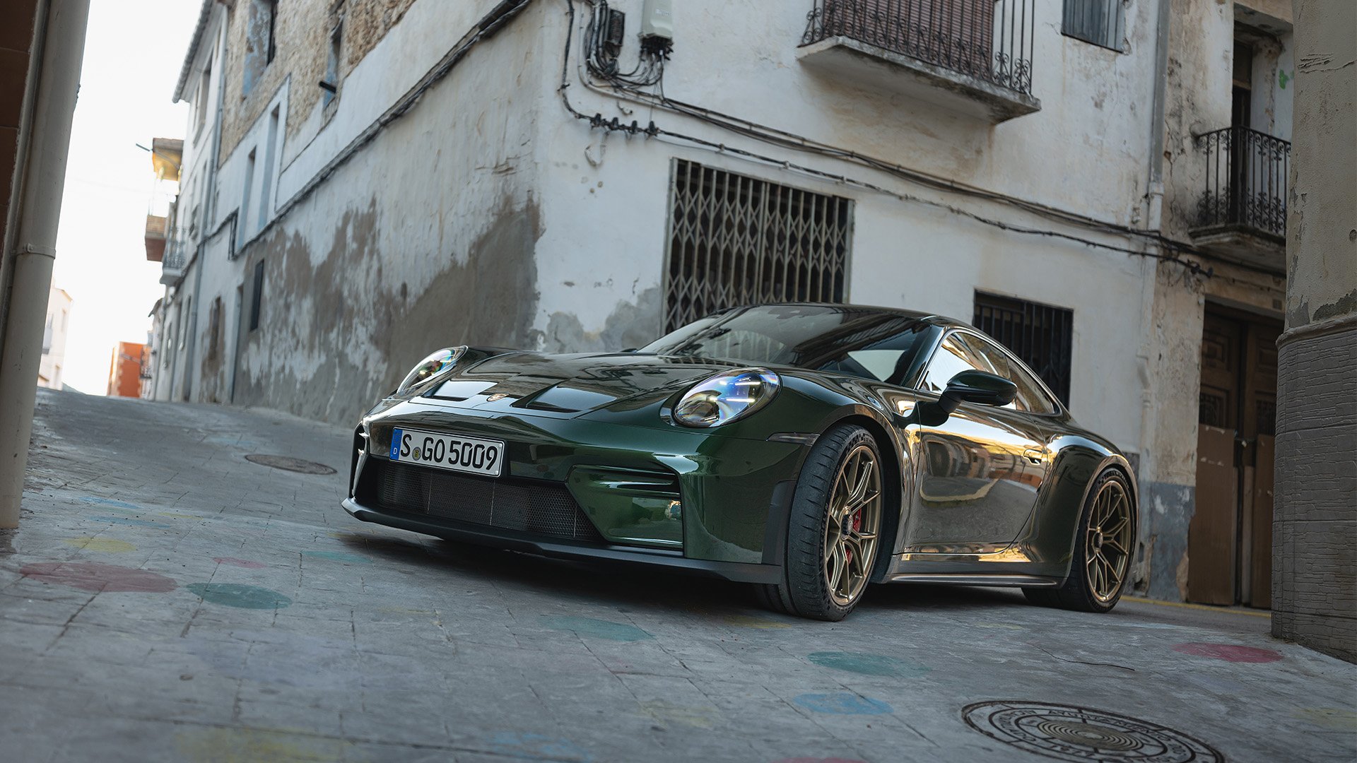 Porsche GT3 i Oak Green på bakgator i Valencia.
