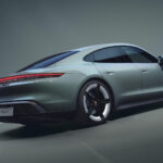 Helbild på grå Porsche Taycan 4 tagen snett bakifrån.
