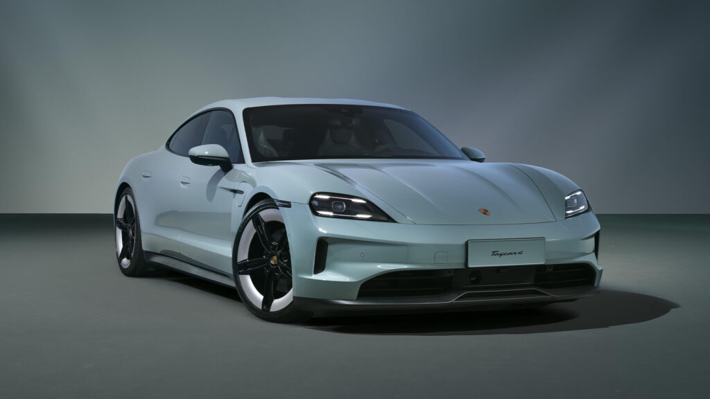 Grå Porsche Taycan 4 framifrån. 