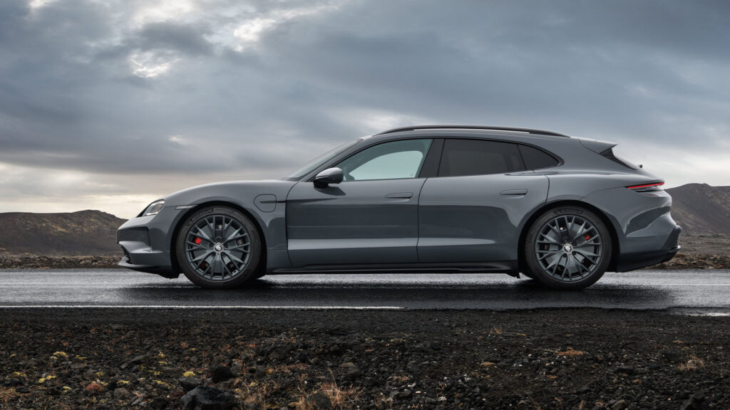 Porsche Taycan Turismo i profil. 