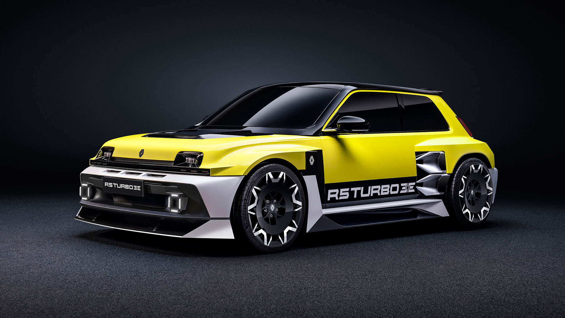 Renault 5 Turbo 3E i helbild, snett framifrån.