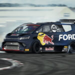 Ford SuoerVan 4.2 sladdar runt Top Gear-banan.