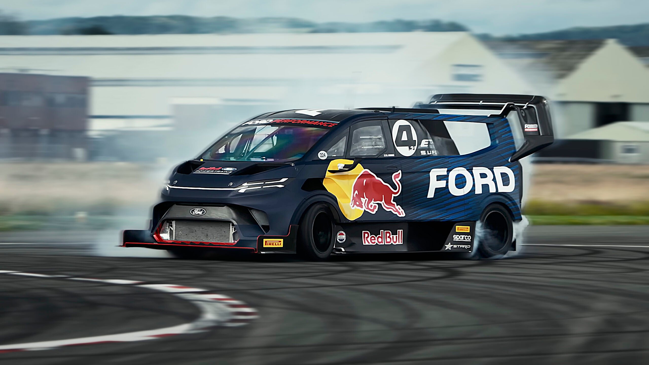 Ford SuoerVan 4.2 sladdar runt Top Gear-banan.