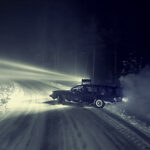 Volvo 945 på bredsladd på vinterväg med bakänden i diket.