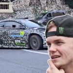 Oliver Solberg kör sin Toyota Rally2 i en bredsladd genom Fairmont-hårnålen i Monaco under Monte Carlo-rallyt, medan åskådare tittar och fotograferar. Infälld bild visar Solberg med keps och Monster Energy-logotyp.