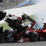 Startkraschen i Belgiens Grand Prix 2012. Romain Grosjeans bil flyger över Fernando Alonsos Ferrari.