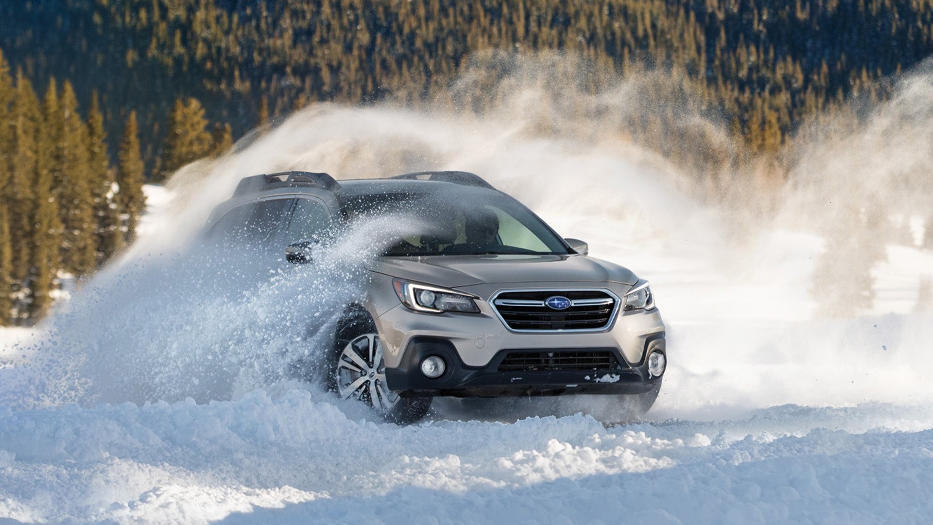 Subaru Outback sladdar runt på snö.