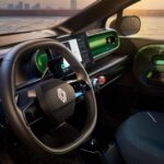Interiören i Renault Twingo E-Tech med en horisontell instrumentpanel, två digitala skärmar och hållbara material som återvunnet korkgolv.