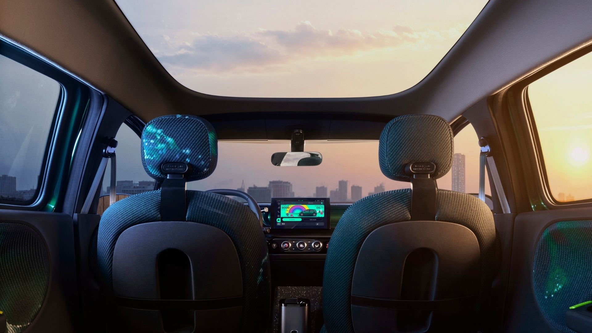 Interiör i Renault Twingo E-Tech med stort panoramaglastak och moderna stolar i hållbara material.