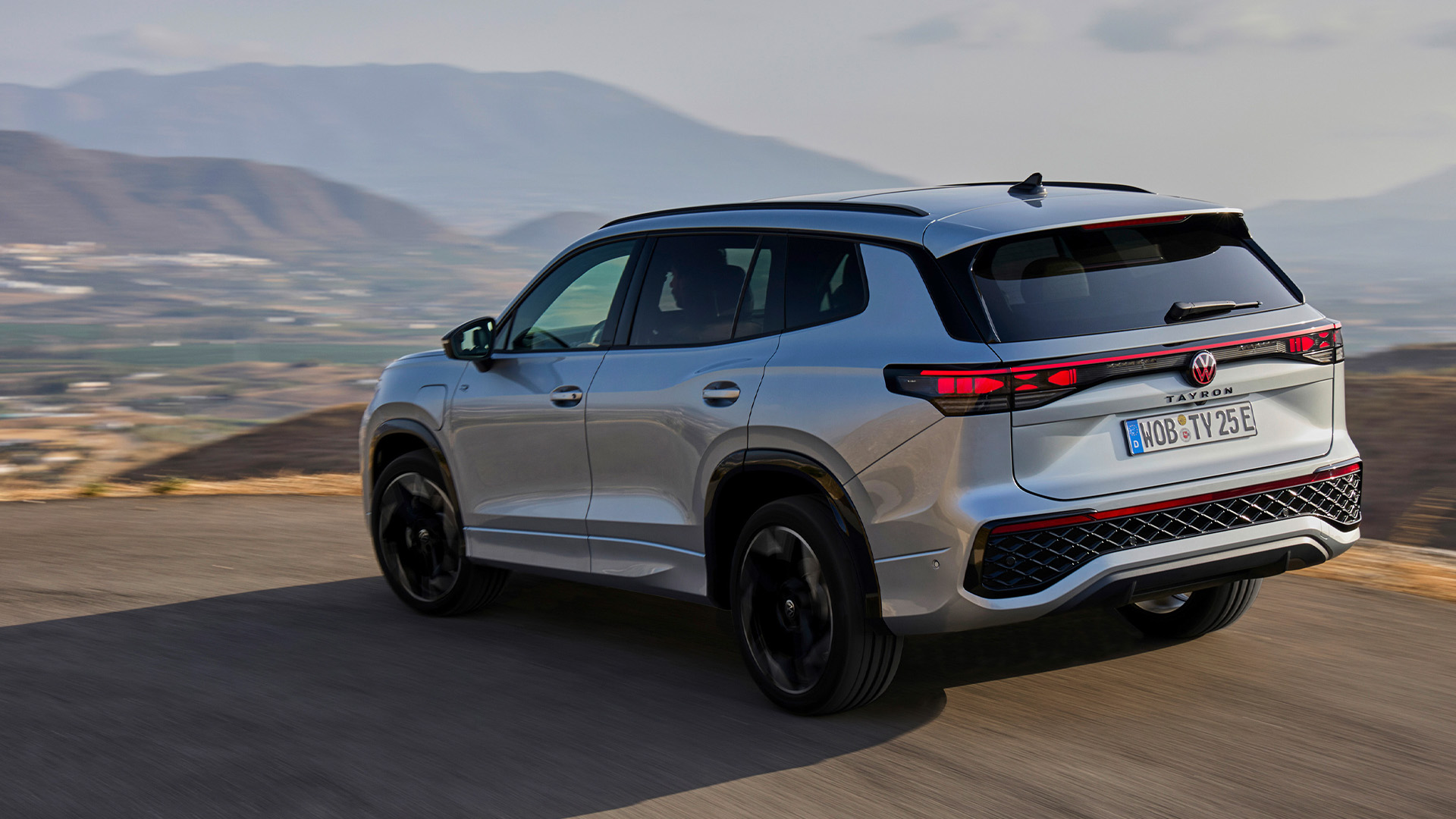 Volkswagen Tayron i R-utförande fotad bakifrån på en slingrig väg.