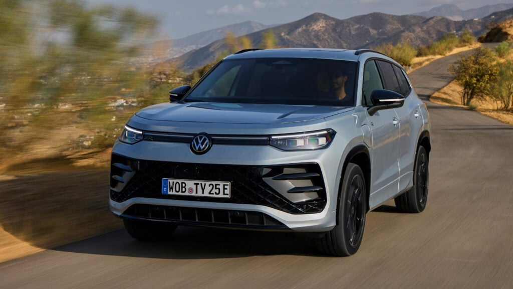 Volkswagen Tayron i helbild fotad körandes på en slingrig väg. 