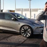 Björn "Tesla-Bjørn" Nyland tar sig för pannan intill en Polestar 4.